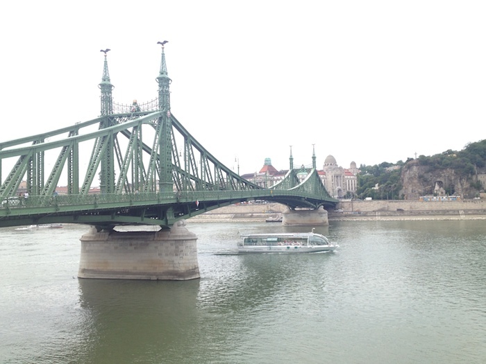 Cette très belle capitale est construite sur les deux rives du Danube.
