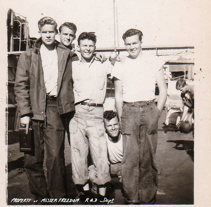 Marins américains des années 40 : celui de droite porte un T-shirt.