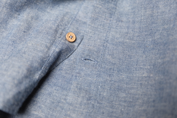La boutonnière horizontale permet d'éviter les plis disgracieux en bas de votre chemise lorsque vous vous asseyez.