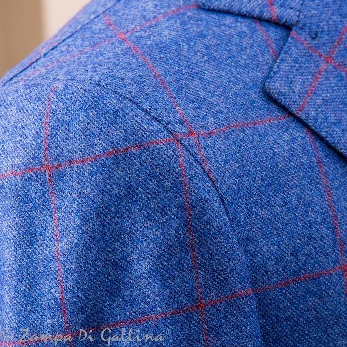 Même d'aussi près, on peut voir la souplesse de l'épaule napolitaine d'une veste Ciardi.