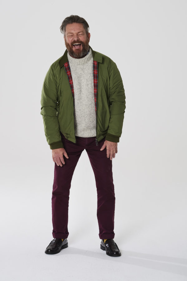 Homme corpulent pantalon semi-ajusté bordeaux pull laine clair teddy vert