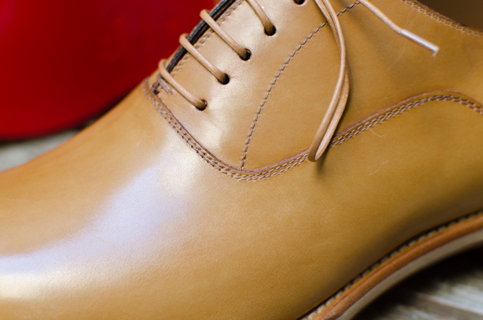 Même constat pour les coutures du corps de la chaussure, qui restent nettes et régulières. Vous pouvez aussi voir le point d’arrêt entre les deux volets de lacets pour retarder l’usure, les lacets étant d’ailleurs waxés.