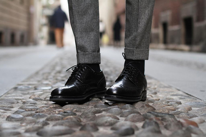 Pantalon gris et chaussettes noires
