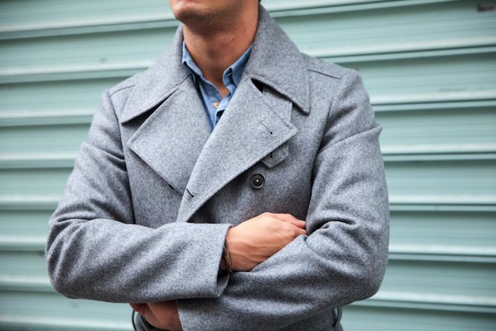 manteau bonnegueule gris jules tournier et chemise en chambray bleu
