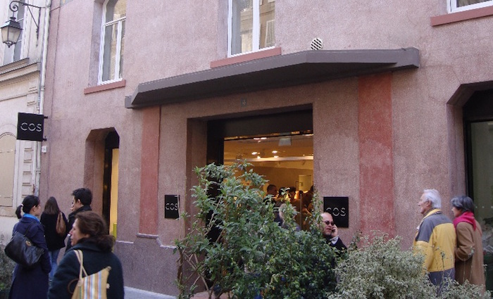 Boutique COS rue des Rosiers Marais Paris.