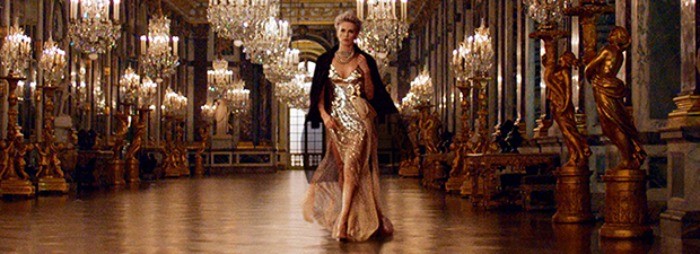 Charlize Theron se trémousse dans une robe qui est à cent lieues du style Dior, mais la robe tapis rouge fait rêver parait-il... 