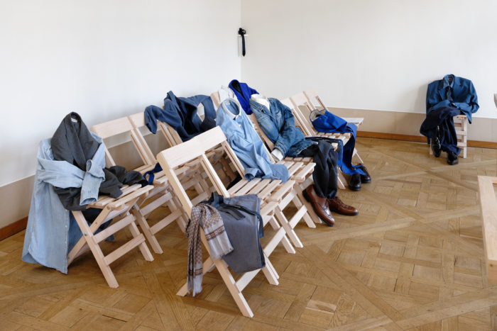 Le dressing d'Olivier Saillard, avec des vêtements en denim posés sur des chaises