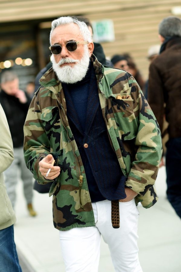 homme veste camouflage pantalon blanc barbe blanche