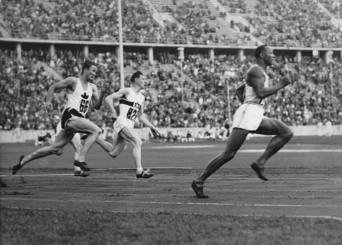 Jesse Owens lors de sa victoire du 200 mètres aux J.O de Berlin en 1936