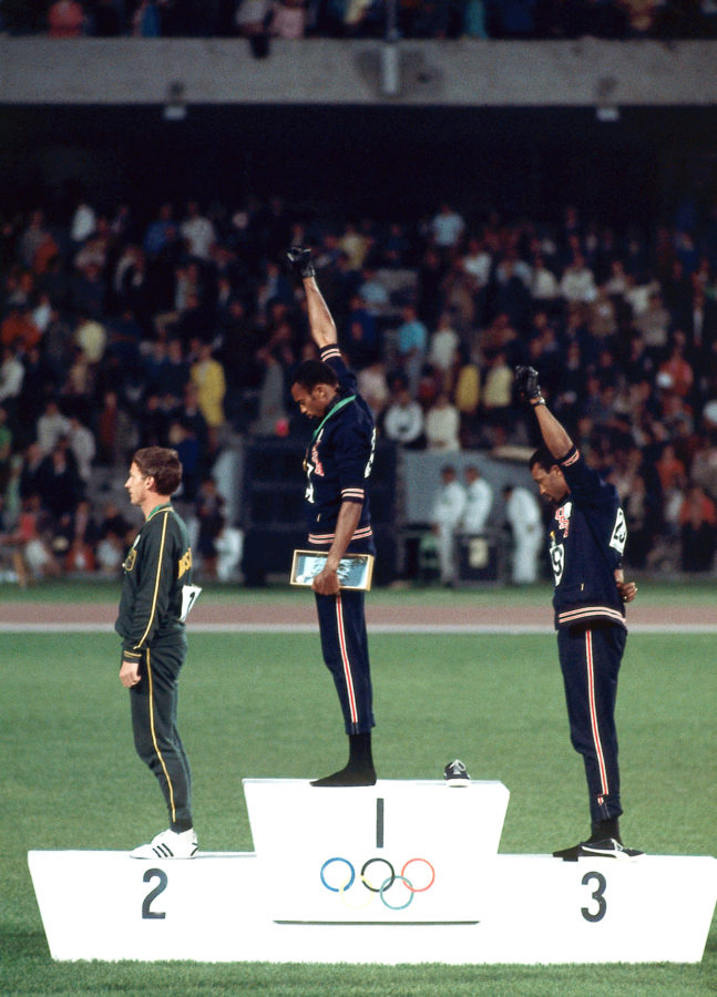 Tommie C. Smith et John Carlos lors de la remise des médailles aux J.O de Mexico le 10/16/1968.