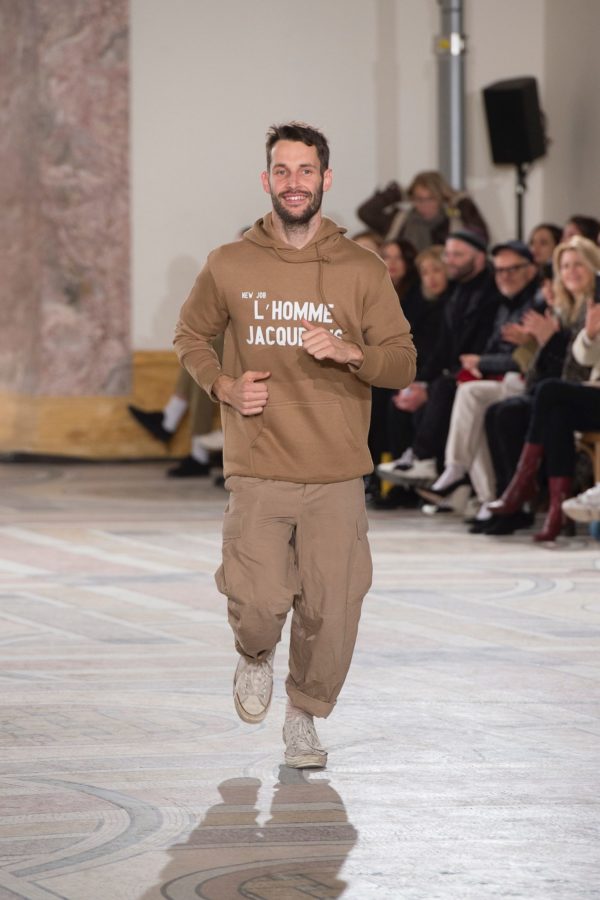 Designer Simon Porte Jacquemus, pantalon cargo marron XL, hoodie capuche marron et sneakers tissu blanches