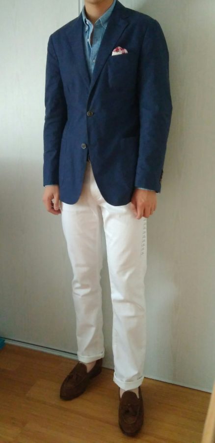 chemise denim veste bleu pantalon blanc tassel loafer