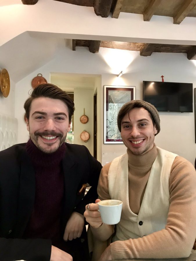 hommes souriants stylés au café