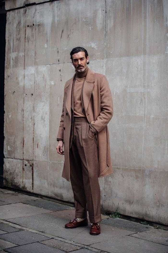 Richard Biedul, debout dans la rue portant un manteau marron et col roulé