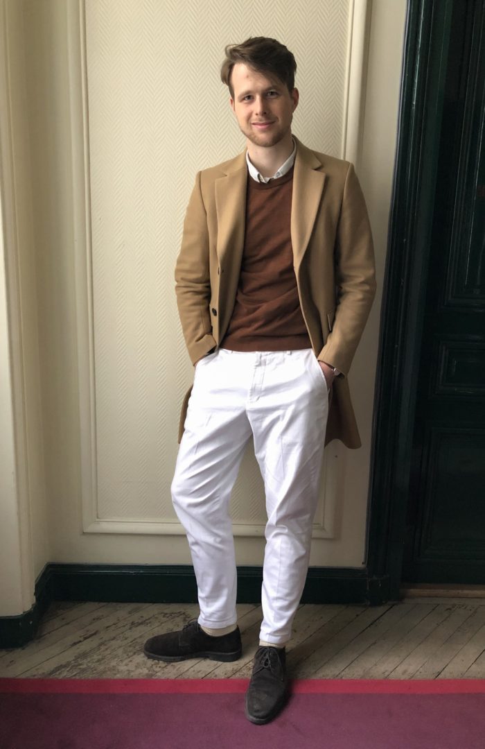 tenue pantalon blanc manteau camel