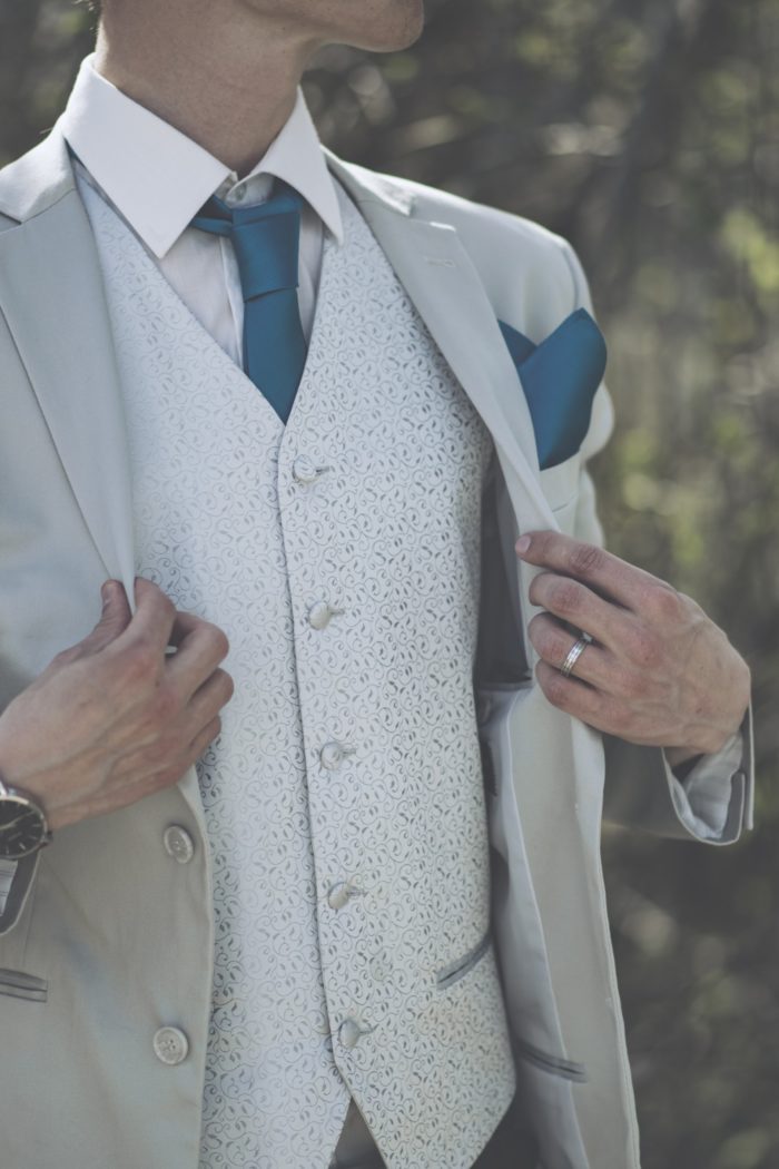 pochette assortie cravate marié veste grise nature