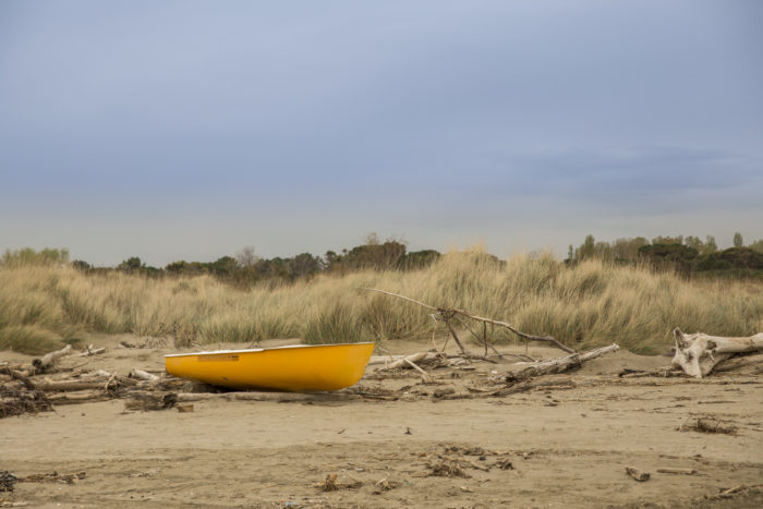 plage sable ciel bleu bateau jaune