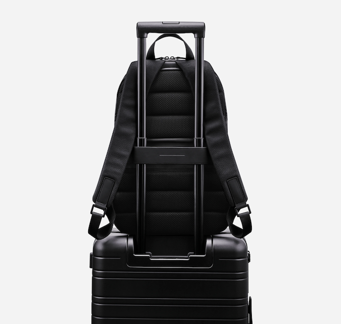un sac à dos noir sur une valise noire