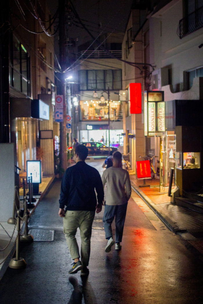 Deux hommes marchant dans la rue la nuit