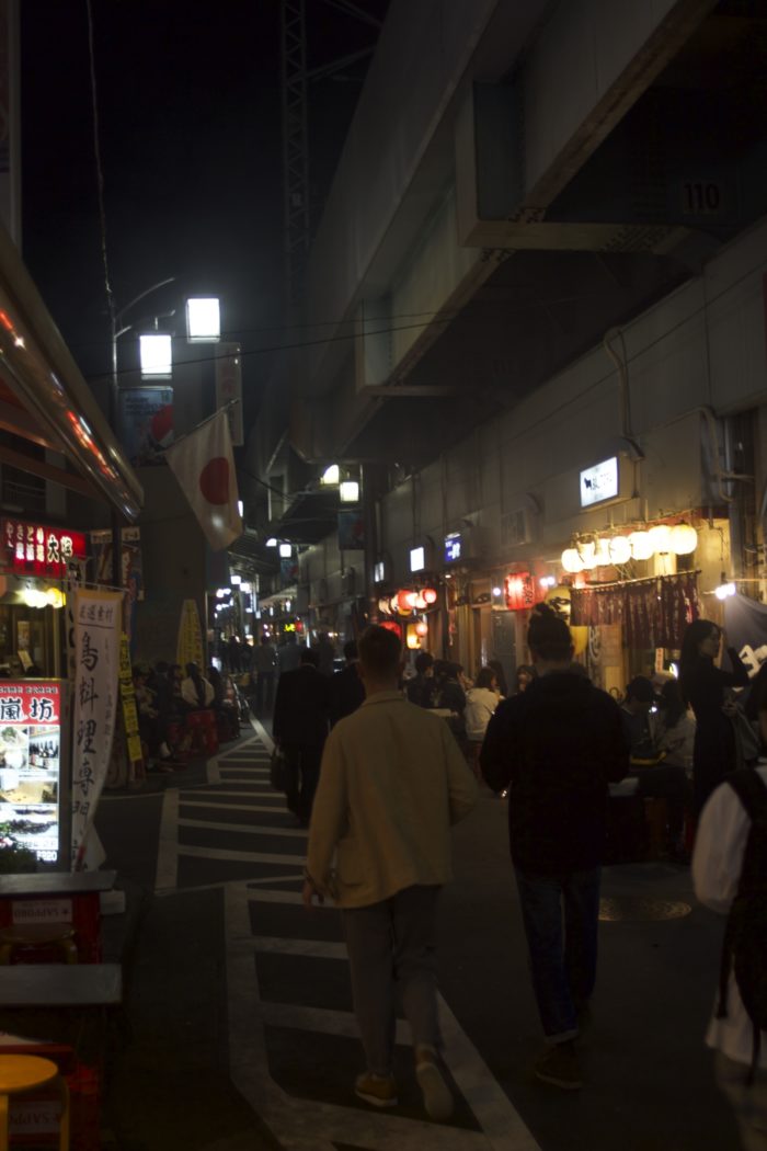 deux hommes dans une rue à Tokyo