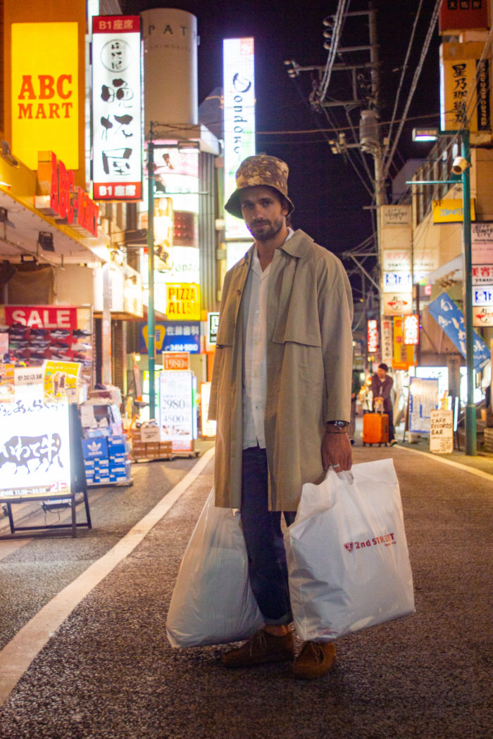 Homme dans la rue avec des sacs de shopping
