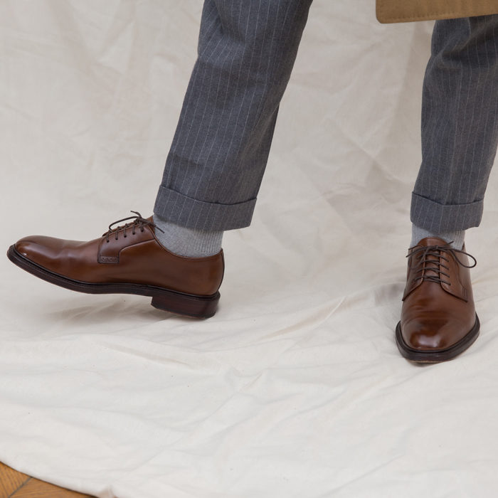 chaussures marron et pantalon gris