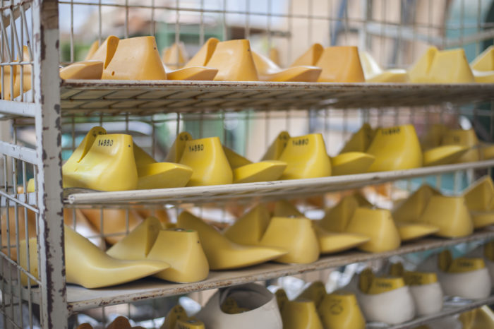 formes de souliers jaunes