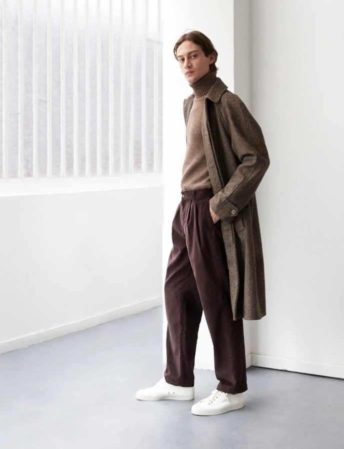 manteau long col roulé pantalon beige marron sneaker blanc lookbook