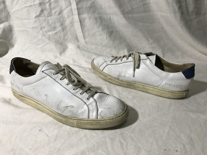 paire sneakers blanches usées