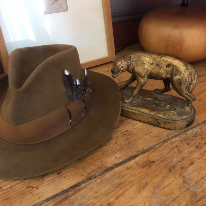 loup en bronze et chapeau
