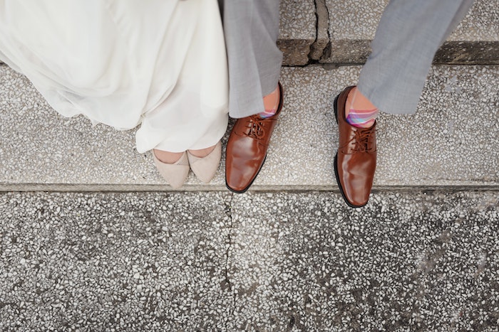 Pieds des mariés, homme en chaussures marrons et chaussettes saumon