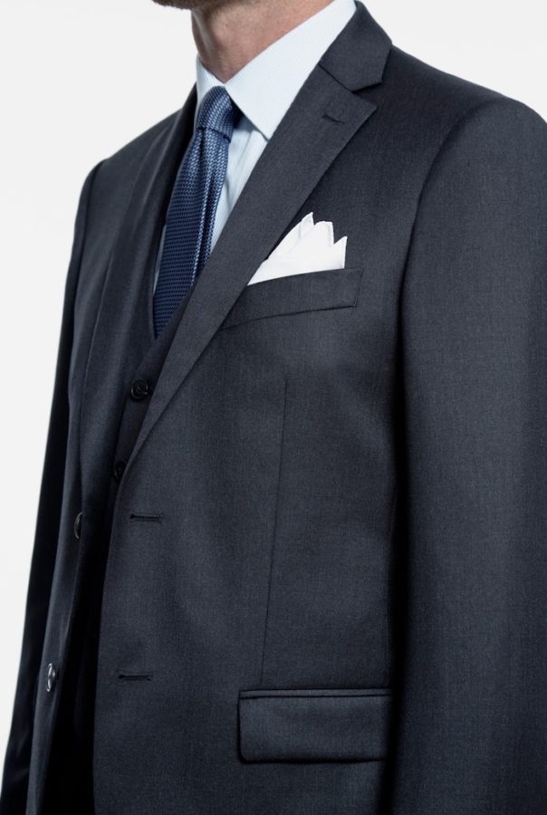 costume gris anthony garcon chemise bleu pochette blanc cravate
