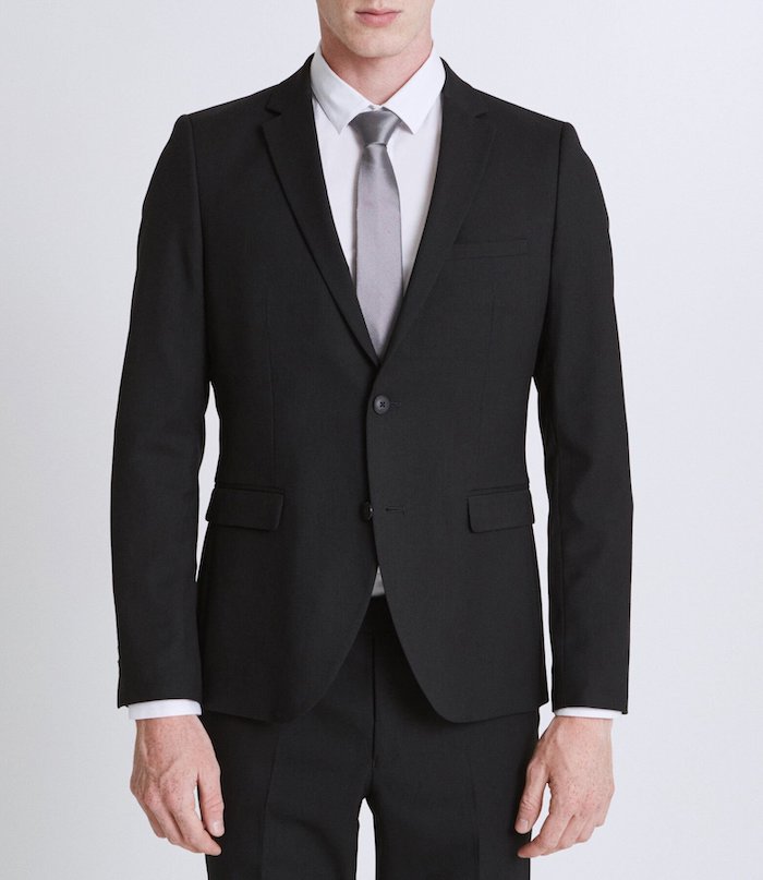 costume noir chemise blanche cravate grise