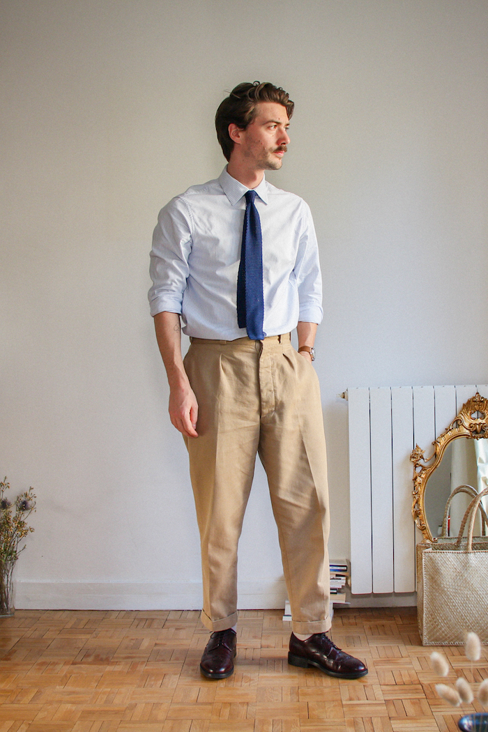 Homme en chino beige chemise oxford rayée bleu et blanc et cravate tricot bleu électrique