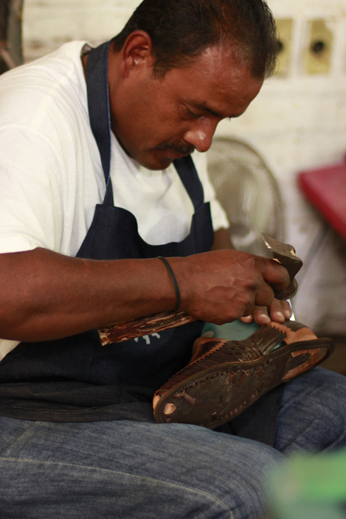 Ouvrier travaillant sur une chaussure en cuir marron