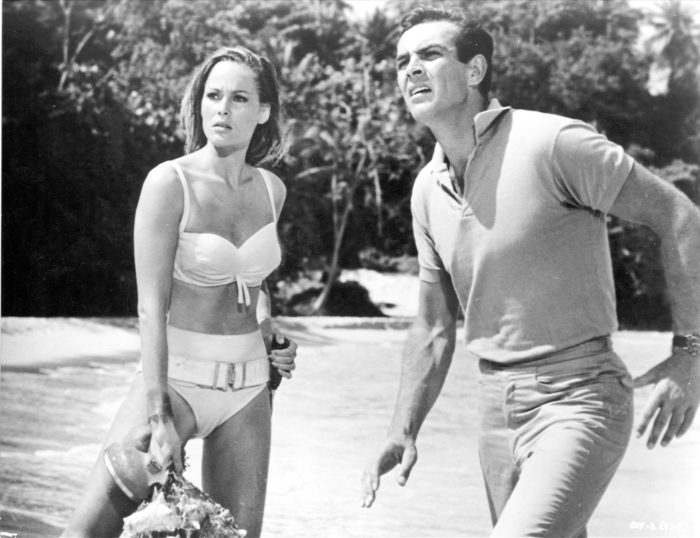 Sean Connery et Ursula Andress dans James Bond contre Dr No