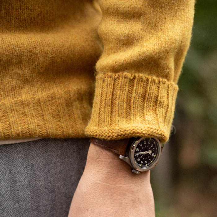 pull moutarde montre