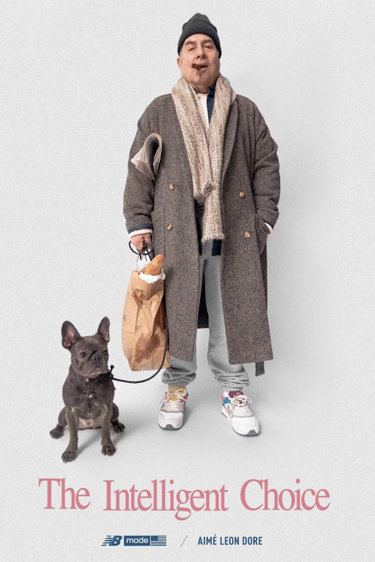 homme en manteau avec son chien New Balance et Aimé Leon Doré