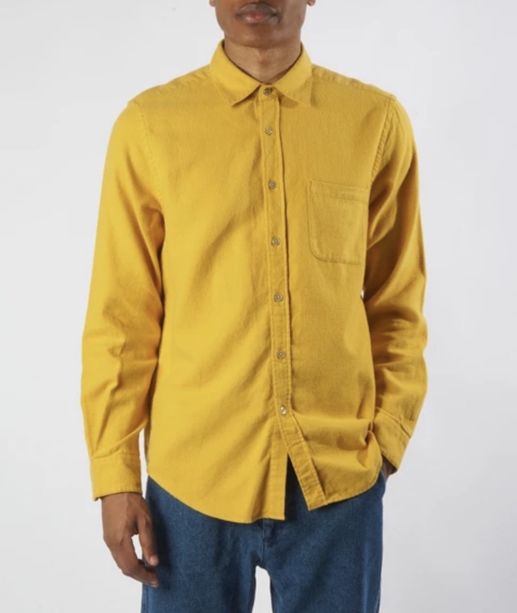 chemise jaune moutarde pantalon bleu