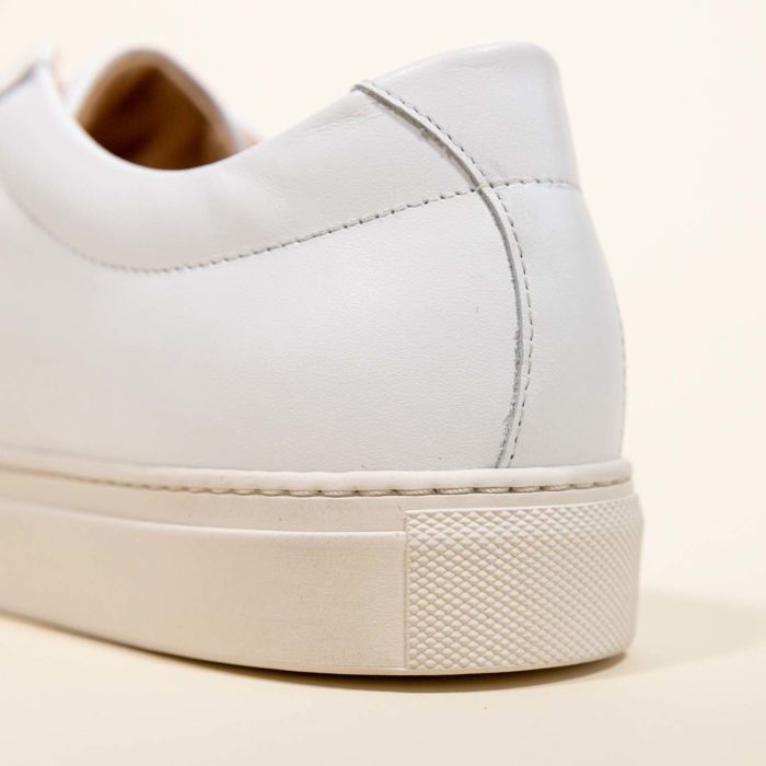 Coutoures sur le talon d'une sneaker blanche.