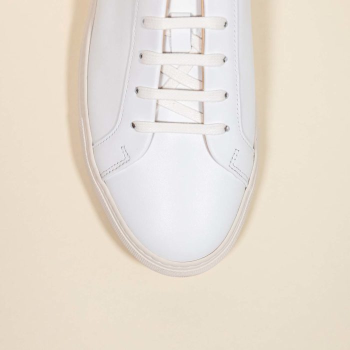 Vue aérienne d'une sneaker blanche.