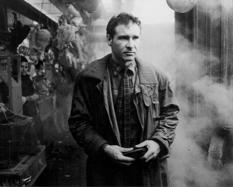 Actor Harrison Ford in a scene from the movie 'Blade Runner', 1982. Homme trench