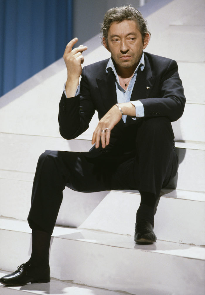 Serge Gainsbourg en costume et chemise western.