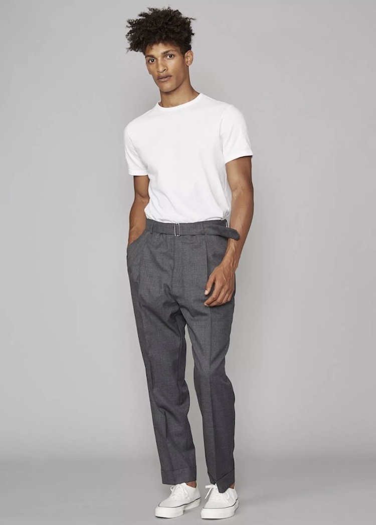 pantalon gris tshirt basket blanc
