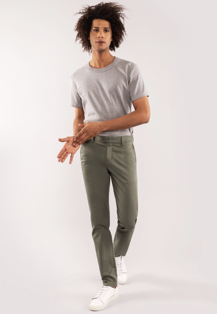 tshirt gris chino vert sneaker blanc