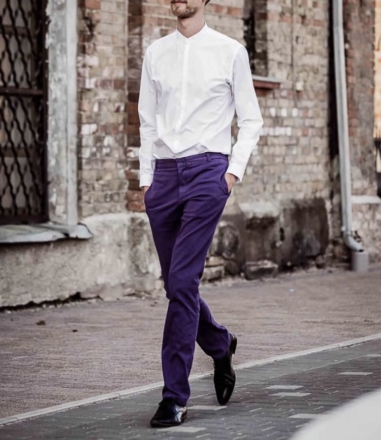 chemise blanc pantalon violet chaussures noir look homme