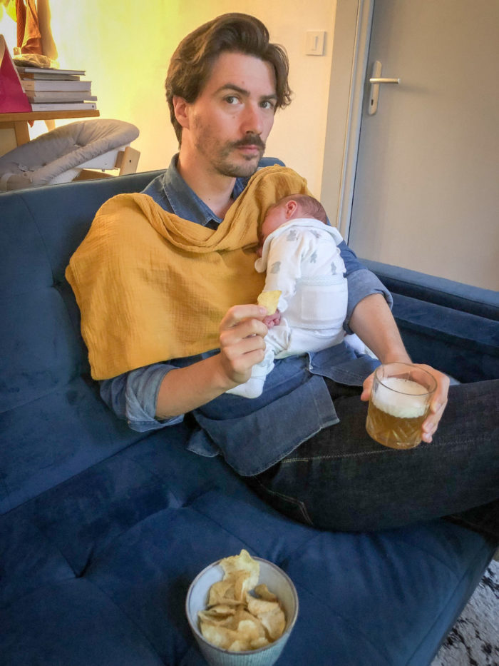homme avec bébé bière et chips
