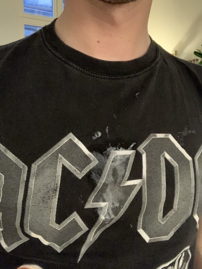 T-shirt gris AC/DC tache de lait