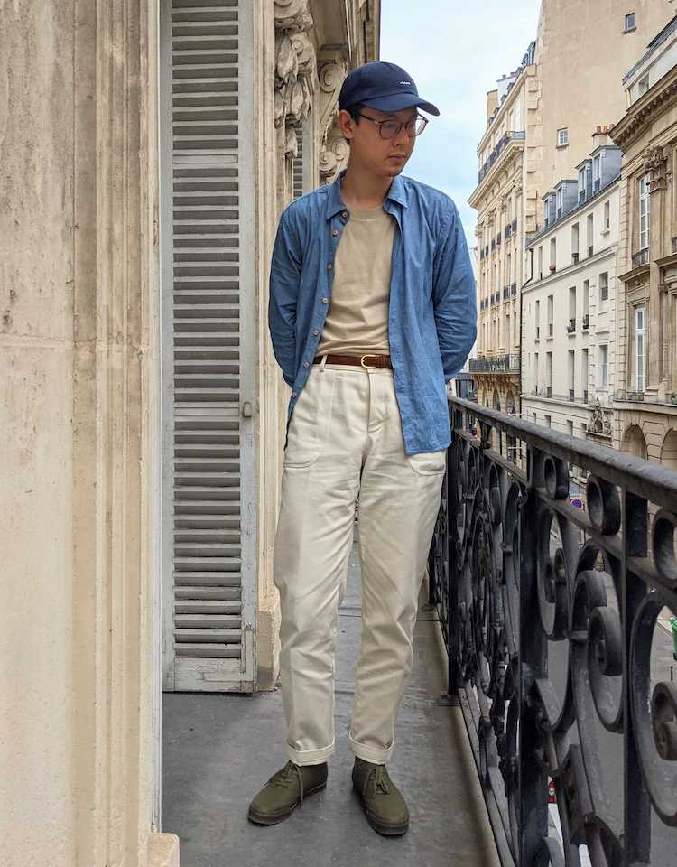 look homme casquette chemise bleu tshirt beige pantalon blanc ceinture marron basket vert