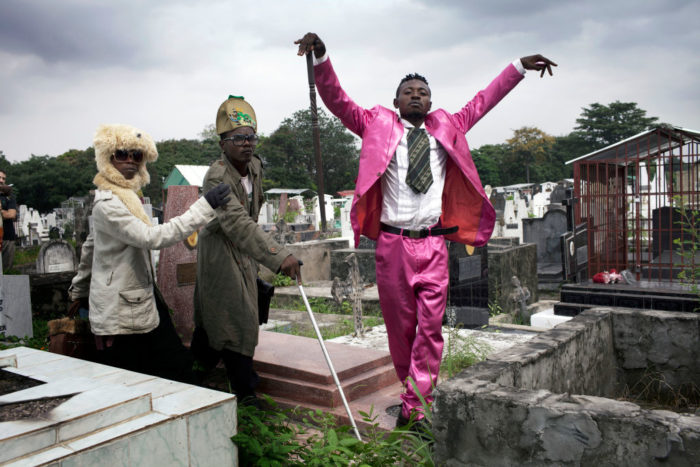 Sapeurs à Kinshasa, République démocratique du Congo homme costume gris
